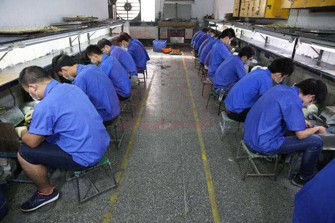 東宏工廠磨假琺瑯車間.jpg