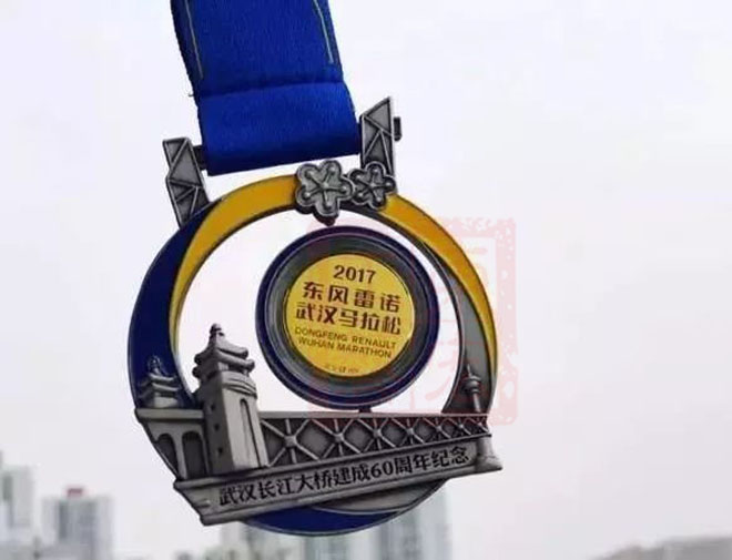 旋轉(zhuǎn)獎牌中間,別出心裁的將足金金章融入旋轉(zhuǎn)設(shè)計(jì),突顯動感..jpg