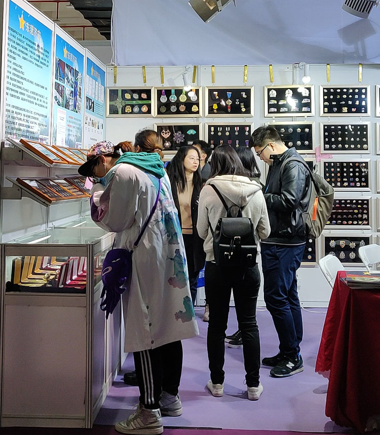 校徽工廠濟安北京禮品展現(xiàn)場.jpg