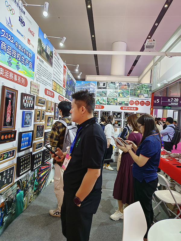 工藝禮品實(shí)力廠家人氣十足！東莞濟(jì)安誠邀您參觀深圳禮品展