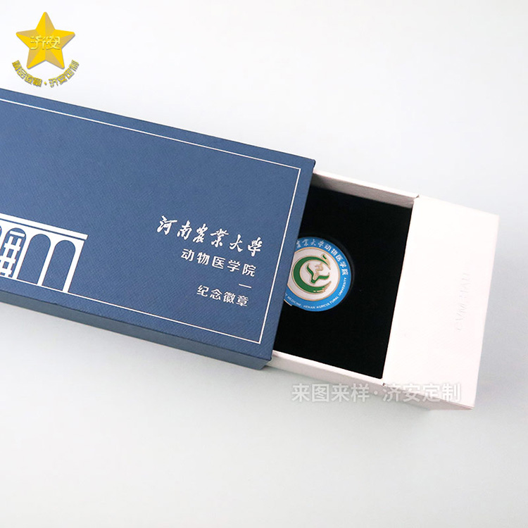 金屬大學(xué)?；斩ㄗ?紀(jì)念徽章禮盒定制廠家濟安