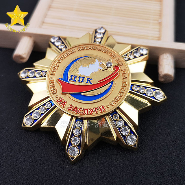 鑲鉆紀(jì)念章,定制金屬徽章文創(chuàng)禮品、品牌禮贈品成為一種潮流趨勢