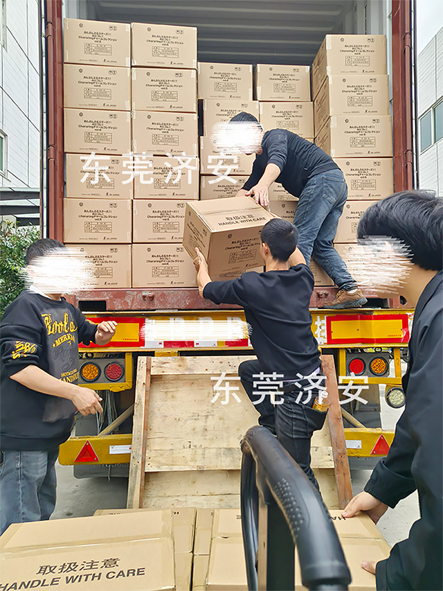出口日本的金屬徽章發(fā)貨，首批1058箱！濟(jì)安徽章定制工廠