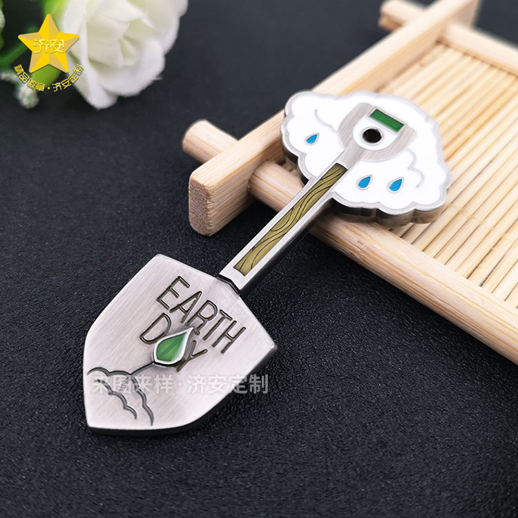 植樹造林環(huán)保交流論壇紀(jì)念章,植樹節(jié)樹形狀鏟子造型紀(jì)念徽章