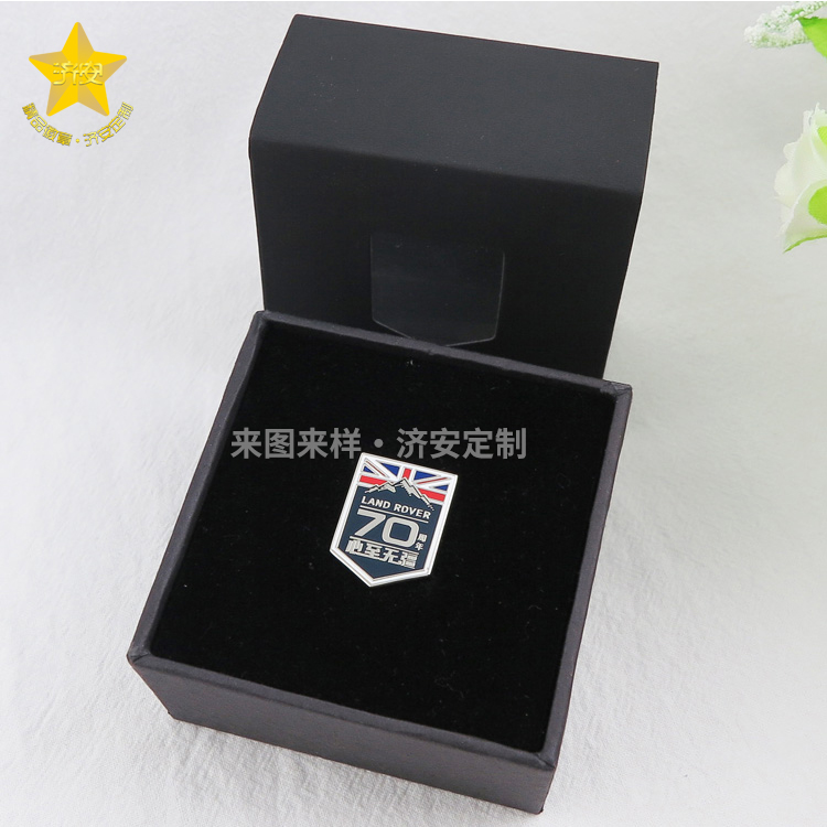 突顯榮耀!定制路虎70周年紀(jì)念章,LOGO徽章制作展示您的獨(dú)特風(fēng)采！